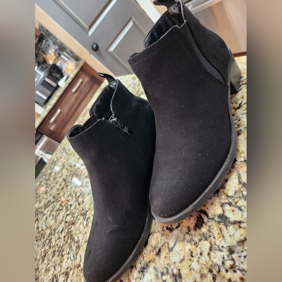 8.5 W Torrid Ankle Booties - Picture 2 of 7